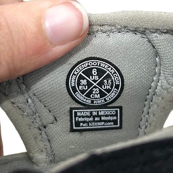 KEEN Whisper Waterproof Sandals Women's Sz 6 Black Neutral Gray Elastic Cord - Picture 5 of 9